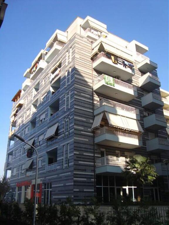 Shitet apartament 2+1 ne Xhamllik te Rezidenca "Colombo 2".