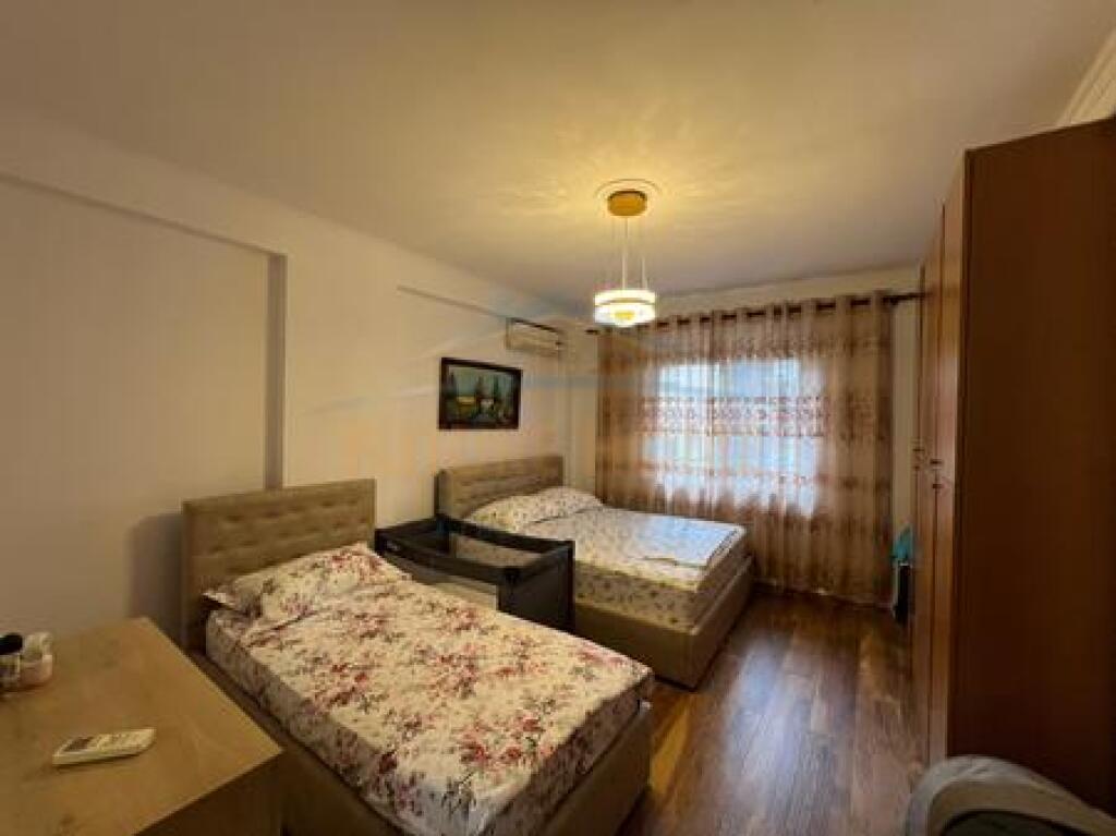 Shitet, Apartament 1+1, Pazari I Ri , Tiranë.