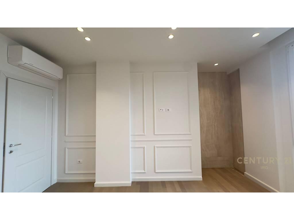 NË SHITJE – APARTAMENT LUKSOZ 3+1+2 PRANË PALLATIT TË BRIGADAVE