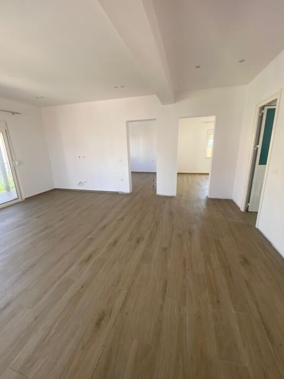 Jepet me qera 2+1 ne sauk  parking 35000 lek