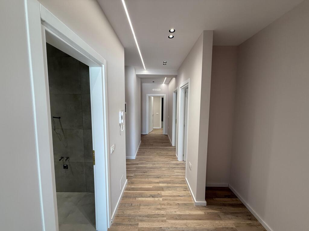Shitet apartament 3+1 me verande tek Urban Gate ne Astir