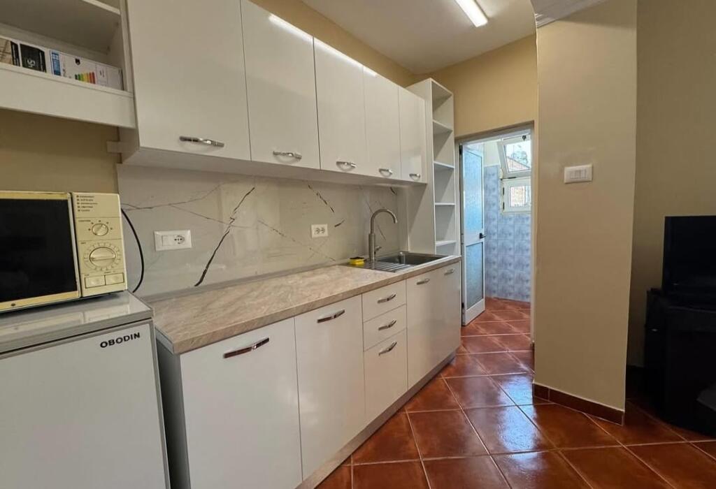 Shitet Apartament 1+1 ne Qender te Pazari i Ri.