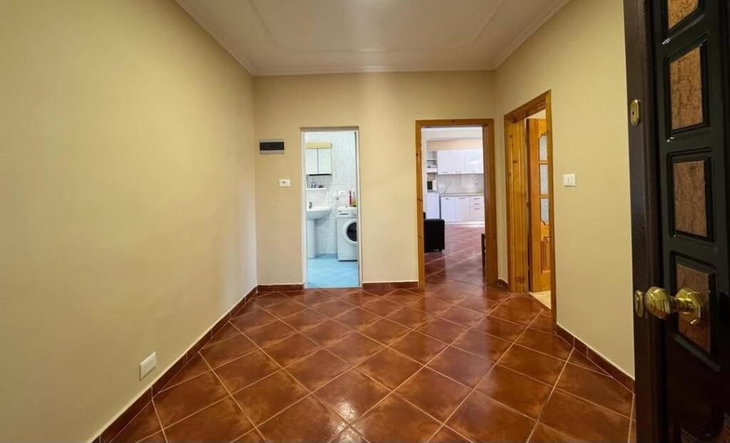 Shitet Apartament 1+1 ne Qender te Pazari i Ri.