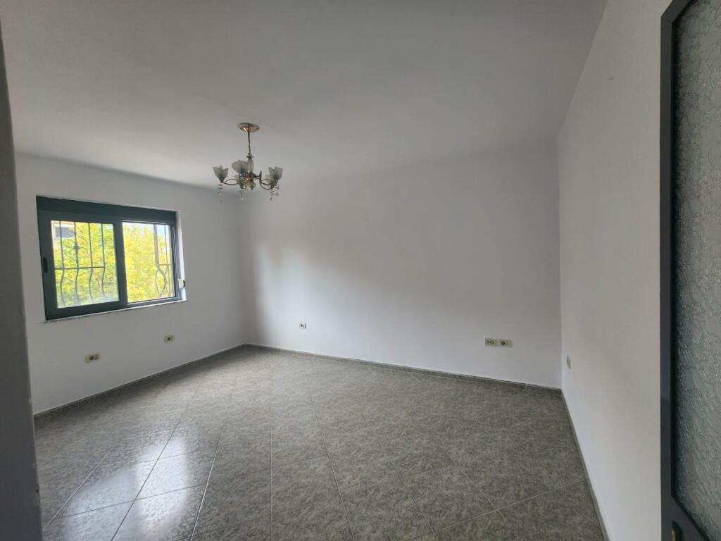 Apartament 1+1 per shitje tek shkolla 1 Maji