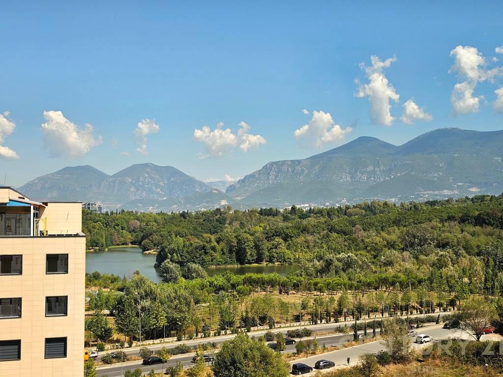 🏡 APARTAMENT 1+1 + POST PARKIMI NË LIQENIN E THATË – PRANË HOTEL RADISSON