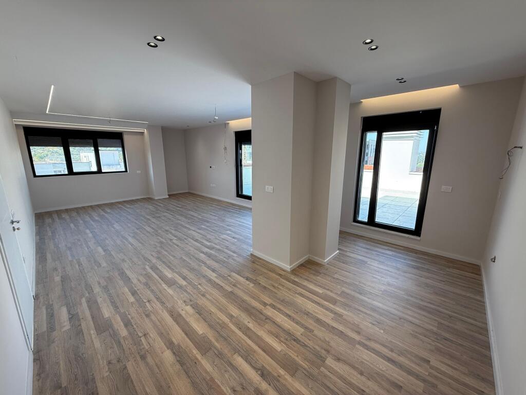 Shitet apartament 3+1 me verande tek Urban Gate ne Astir