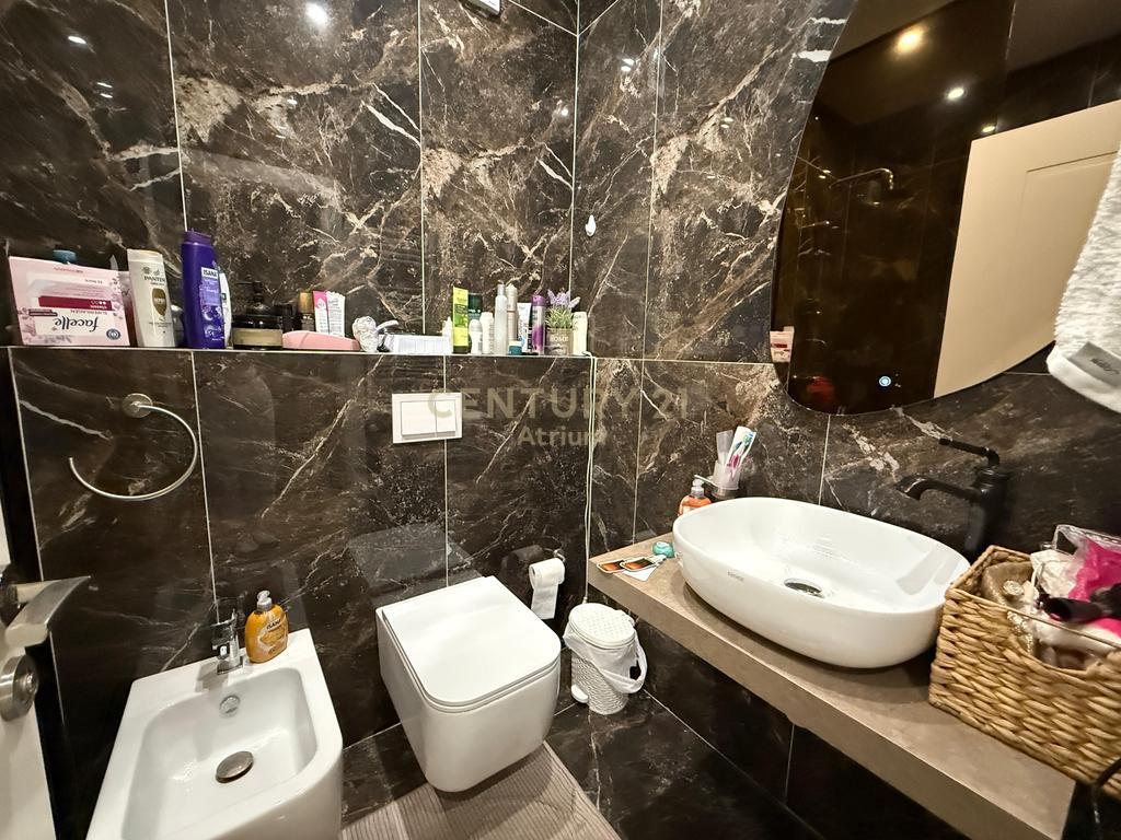 Vendesi appartamento 2+1+2+deposito+2 balconi nel complesso asl ! 300.000 €