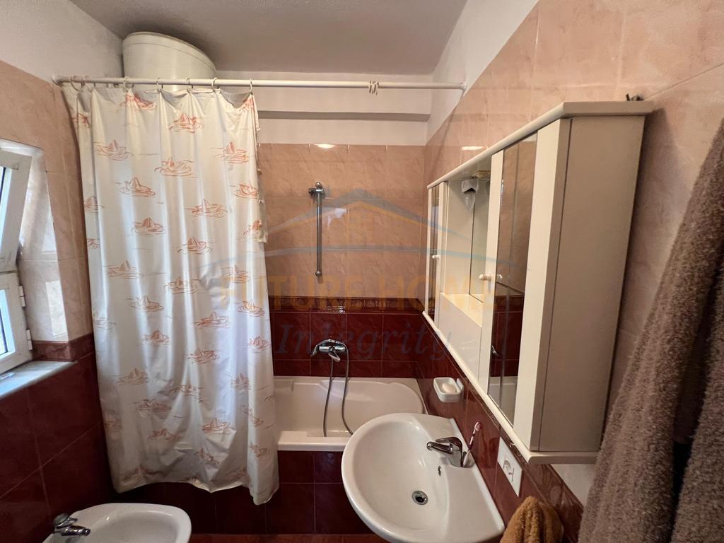 Shitet, Apartament 1+1, Pazari I Ri , Tiranë.