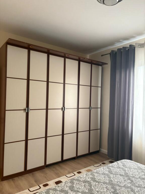 Ne zonen e Rruges se Elbasanit,prane Pallatit te Brigadave,jepet me qera apartament 2+1,i mobiluar.600 Euro
