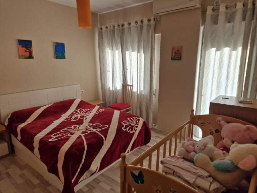 Jepet me qera apartament tek Kthesa Kamzes 2+1 i mobiluar kompleksi Malajzjani!