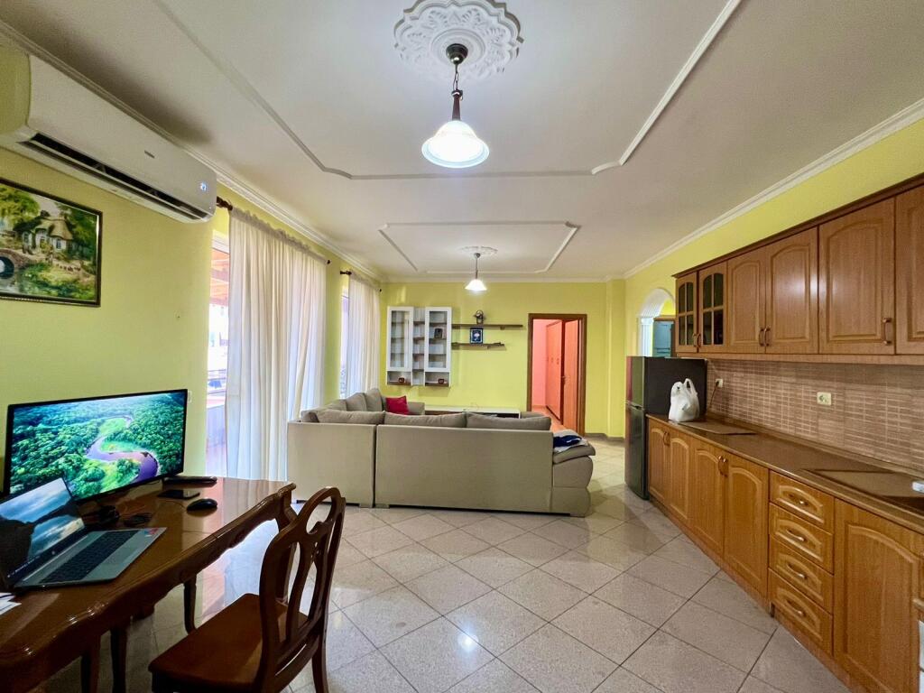 APARTAMENT 2+1+2 ME QIRA NE ASTIR