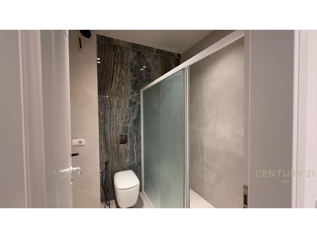 NË SHITJE – APARTAMENT LUKSOZ 3+1+2 PRANË PALLATIT TË BRIGADAVE