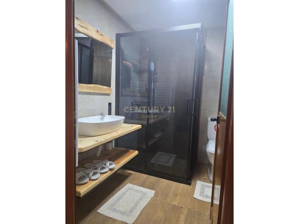 1.300 € /mese-Hotel in affitto a Voskopojë, Korçë