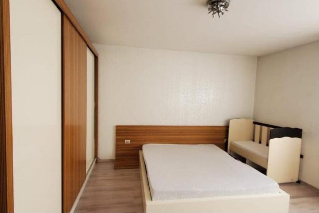 Jepet me qera apartament 2+1 te Rruga Bardhyl Perballe me Bar Oslo,