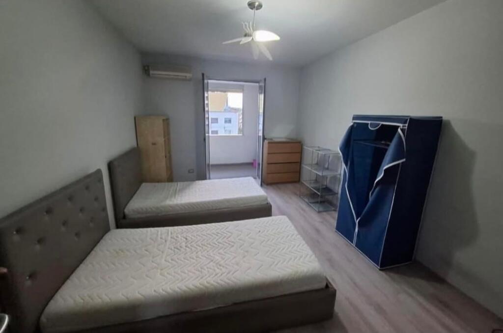 Jepet me qera apartament 2+1 te Rruga Bardhyl Perballe me Bar Oslo,