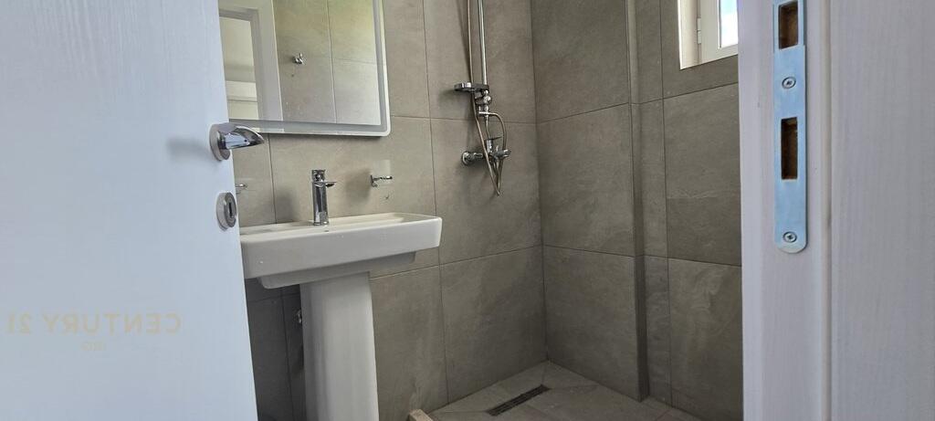 Shitet Apartament 1+1 pranë Zojës së Këshillit të Mirë