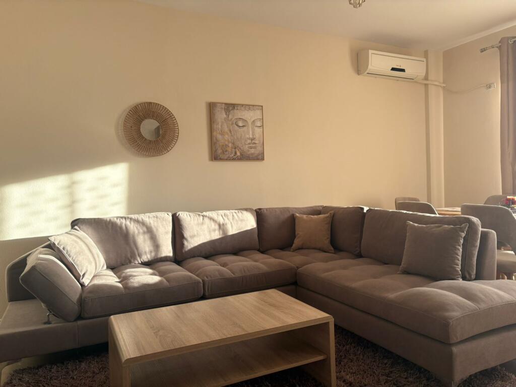 Ne zonen e Rruges se Elbasanit,prane Pallatit te Brigadave,jepet me qera apartament 2+1,i mobiluar.600 Euro