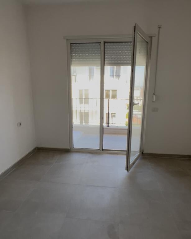 Shitet apartament Kamez