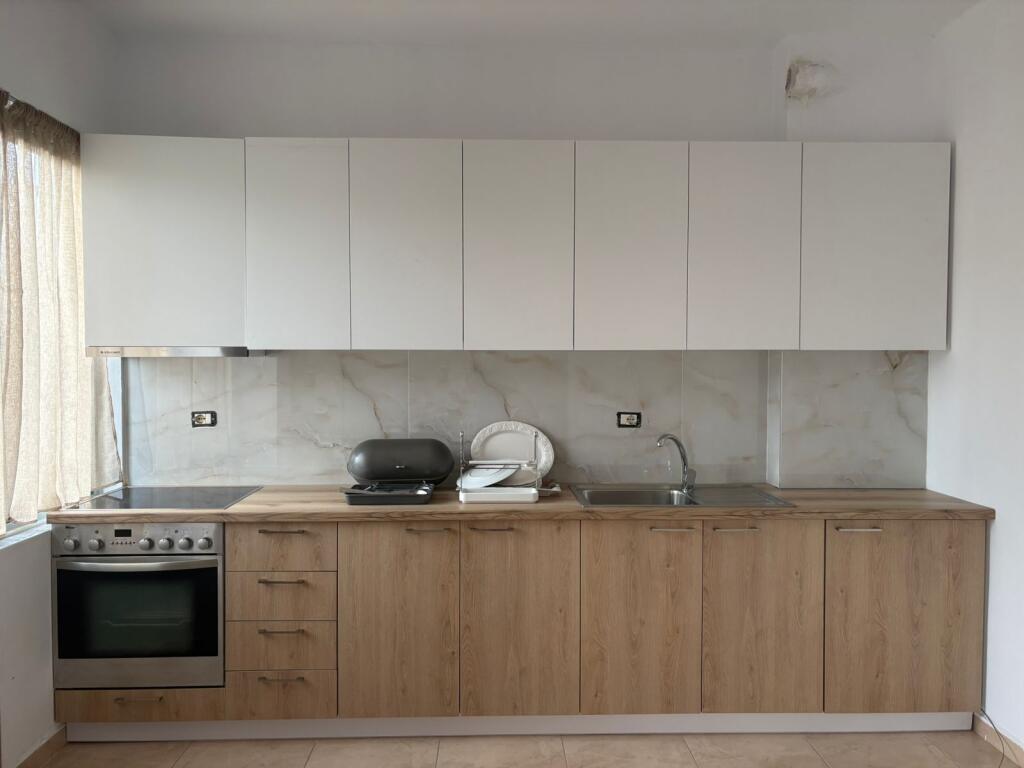 Ne zonen e Rruges se Elbasanit,prane Pallatit te Brigadave,jepet me qera apartament 2+1,i mobiluar.600 Euro