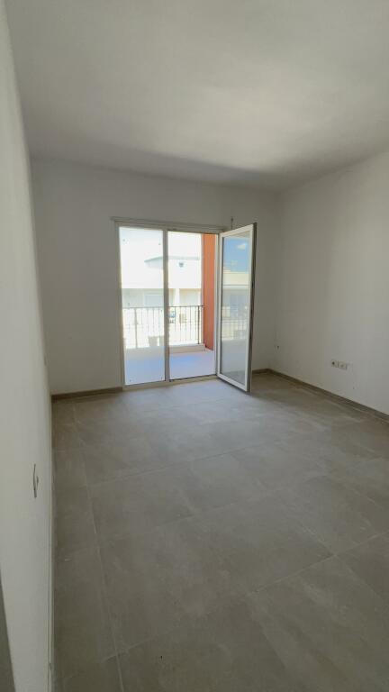Shitet apartament Kamez