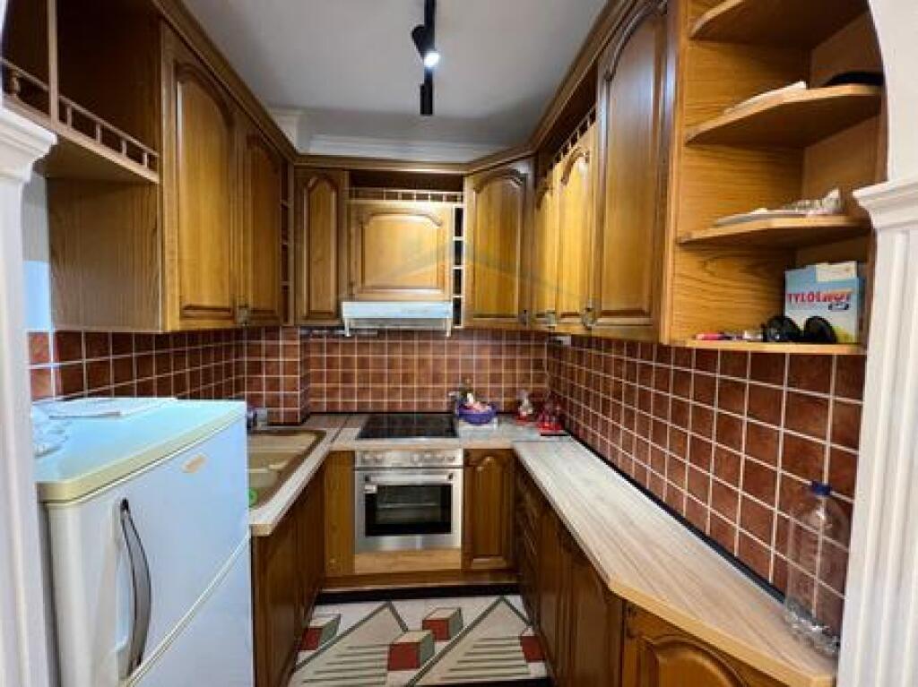 Shitet, Apartament 1+1, Pazari I Ri , Tiranë.