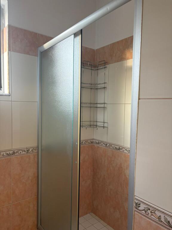 Ne zonen e Rruges se Elbasanit,prane Pallatit te Brigadave,jepet me qera apartament 2+1,i mobiluar.600 Euro