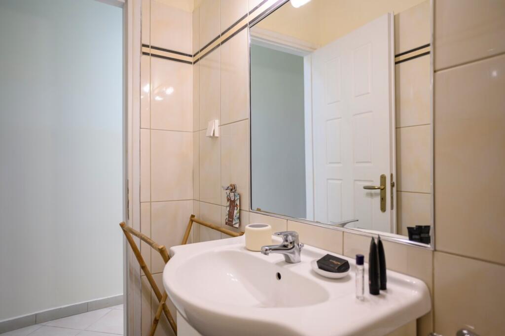 Apartament Me Qera 2+1+post parkim Tek Liqeni i Thate (ID B220934) Tirane