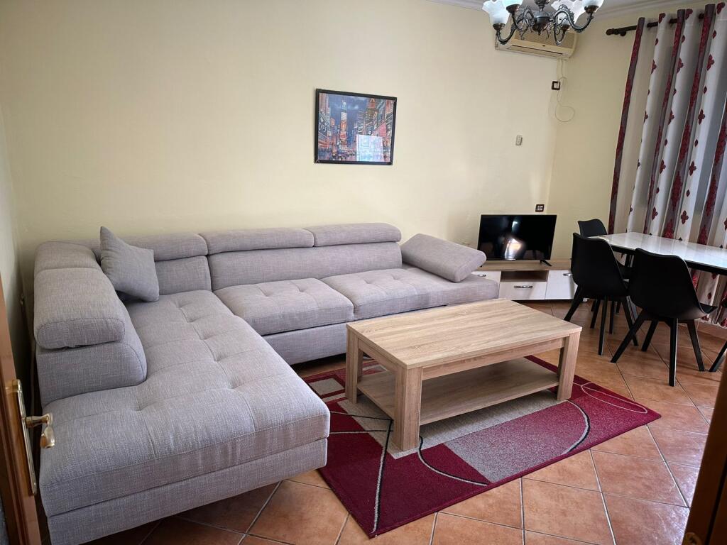 Appartamento 1+1 in affitto a Lapraka vicino a Kupola (40.000 Leke)
