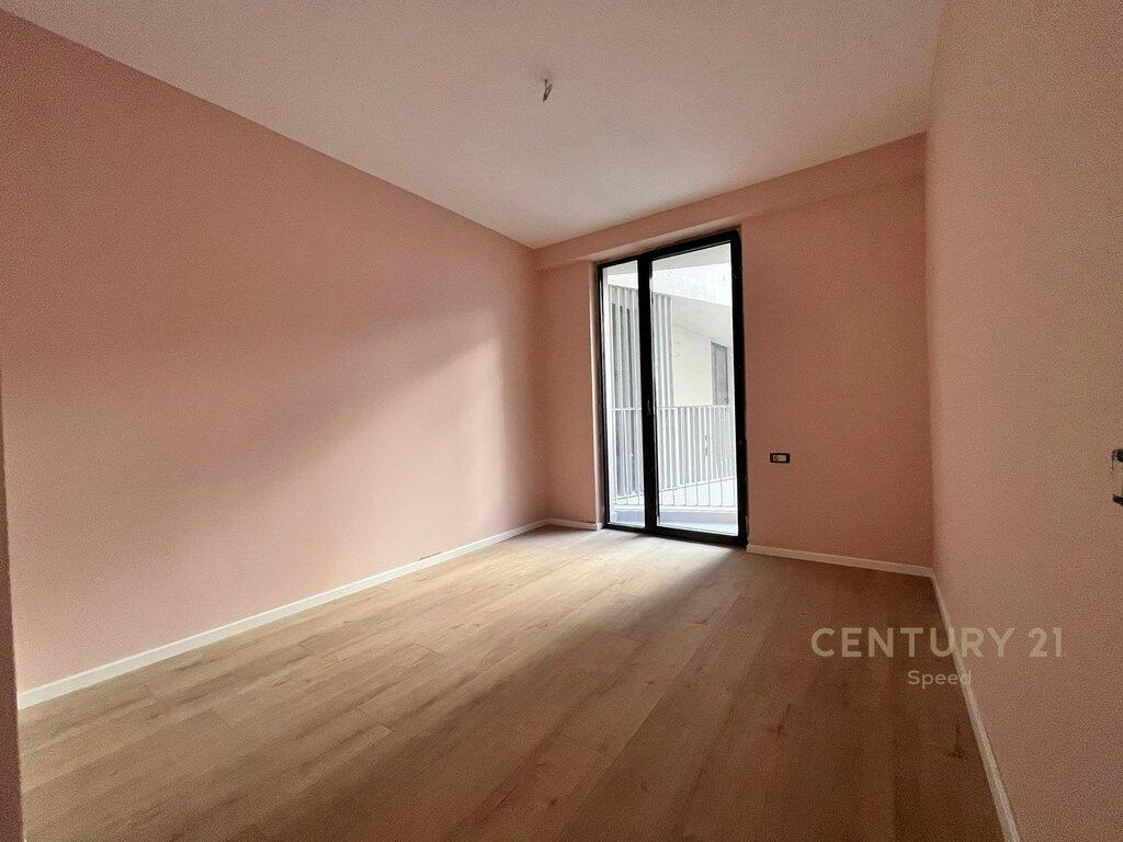 Apartament 3+1 me qira per zyra ne Rrugen Mine Peza!!