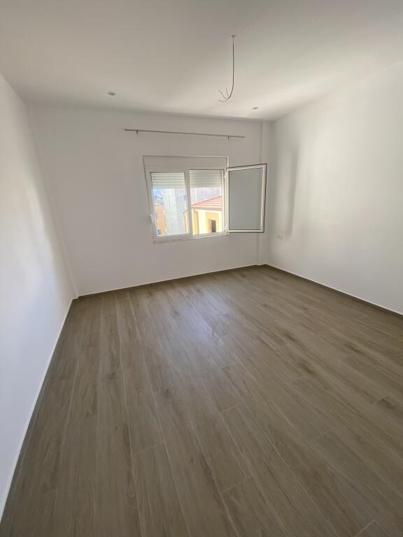 2+1,pjeserisht i mobiluar,hyrje private,sauk i ri,350 euro