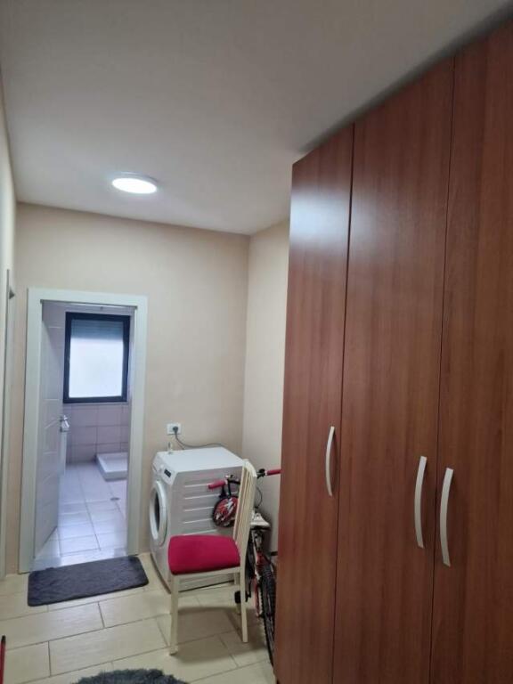 Jepet me qera apartament tek Kthesa Kamzes 2+1 i mobiluar kompleksi Malajzjani!