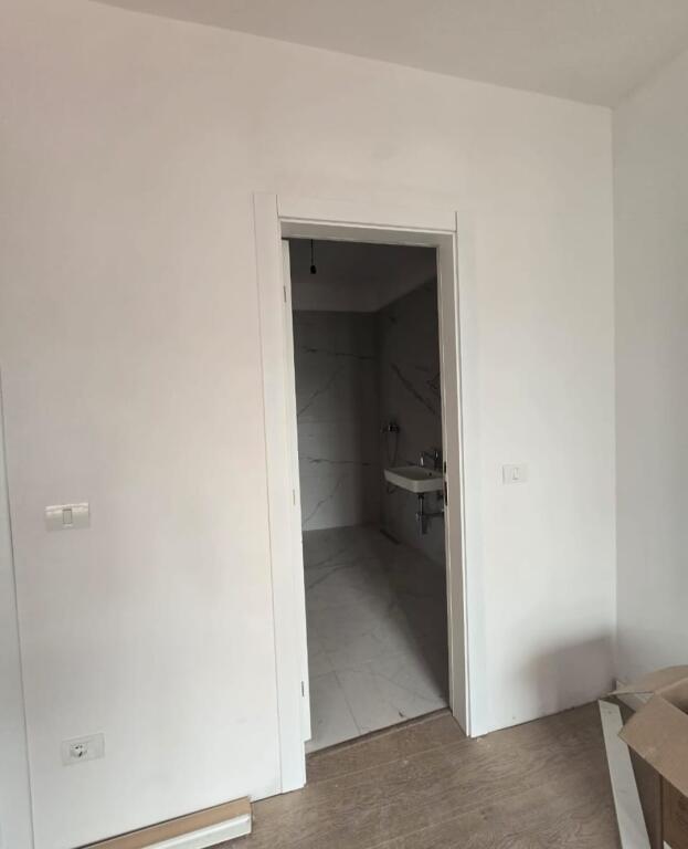 Apartament në shitje! Shkolla Kuqe 2+1+2+garderobe