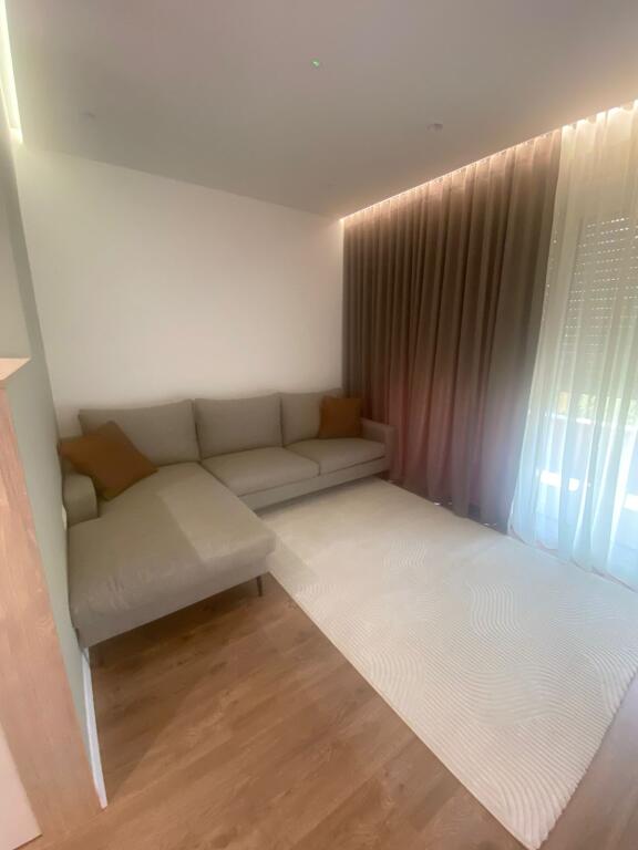 Jepet me qera 2+1 mobiluar rruga peti liqeni thate 699 eu