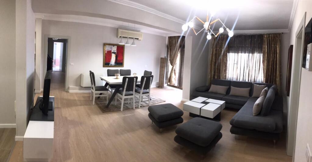 Jepet me qera 3+2 mobiluar ashensor qender 120000 lek