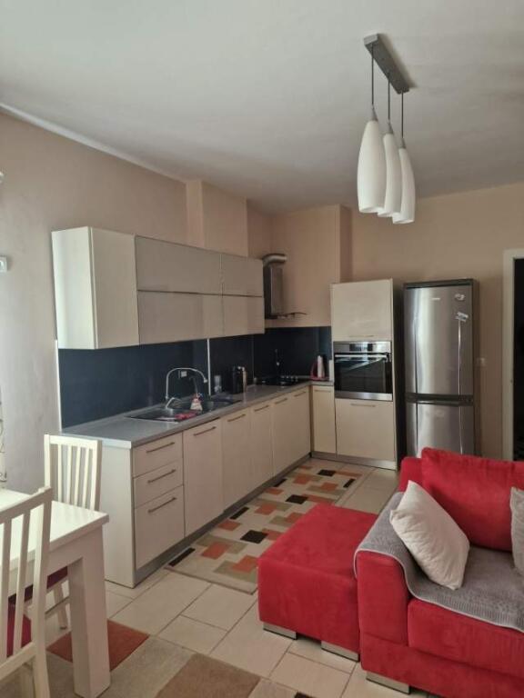 Jepet me qera apartament tek Kthesa Kamzes 2+1 i mobiluar kompleksi Malajzjani!