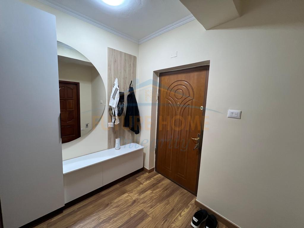 Shitet, Apartament 1+1, Pazari I Ri , Tiranë.