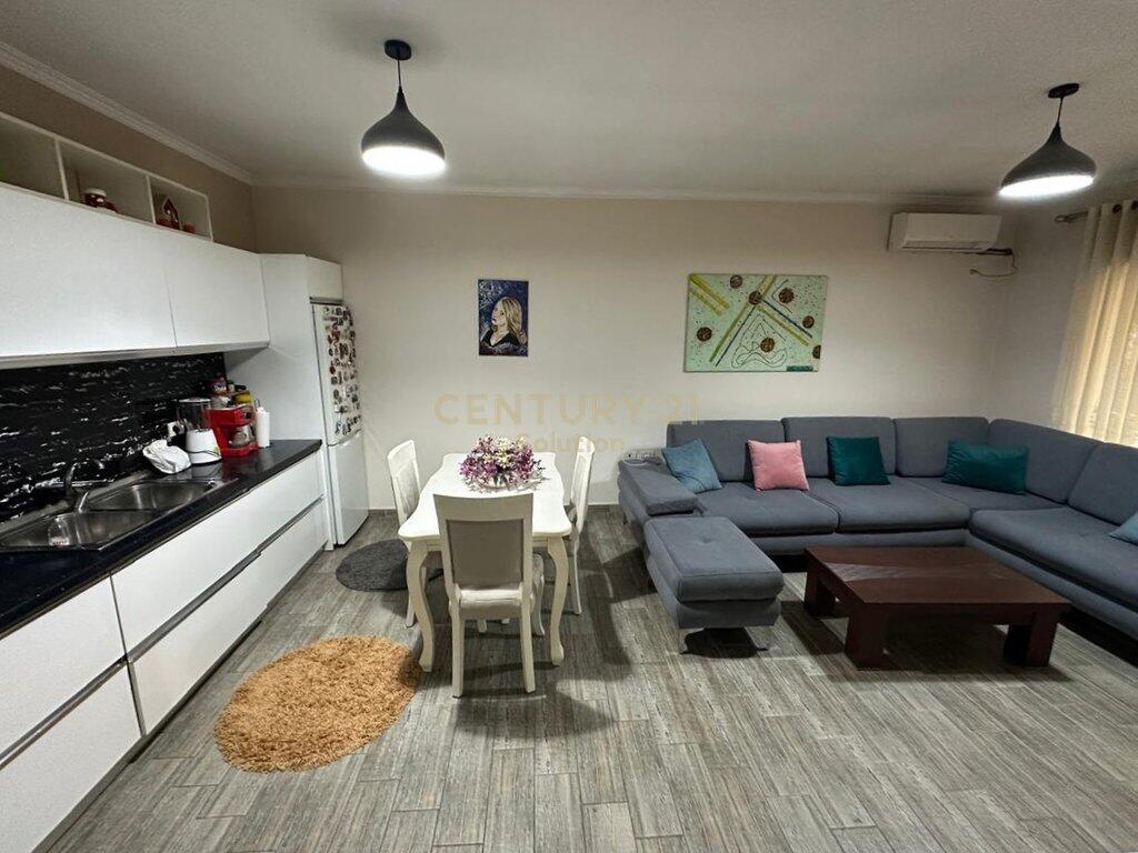Ofrojme per qira apartament te tipologjise 1+1 ne rrugen e Dibres prane Spitalit Amerikan 2. Apartamenti organizohet nga nje korridor shperndares, sallon i bollshem sebashku me ambientin e gatimit, nje dhome gjumi si dhe nje tualet. Ofrohet totalisht i mobiluar ne nje zone mjaft te aksesueshme dhe te preferuar per banim. Per me shume informacion ose nje vizite ne prone na kontaktoni!