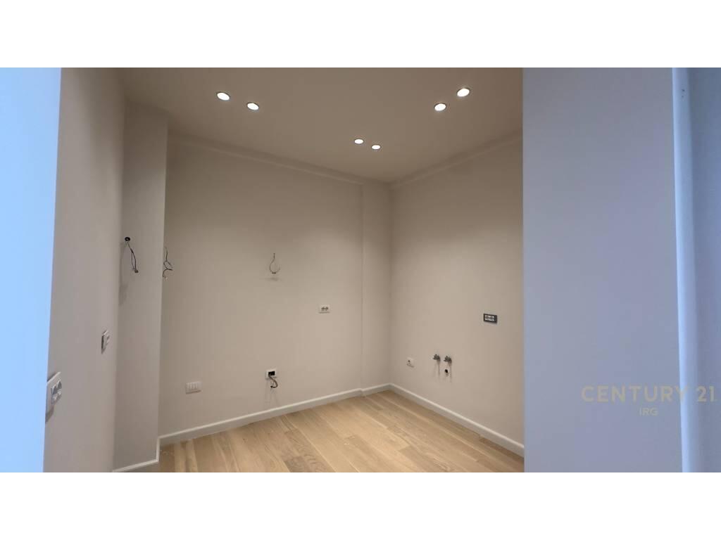 NË SHITJE – APARTAMENT LUKSOZ 3+1+2 PRANË PALLATIT TË BRIGADAVE