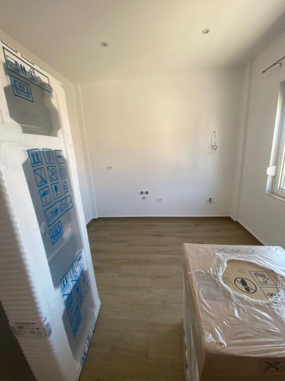 Jepet me qera 2+1 ne sauk  parking 35000 lek