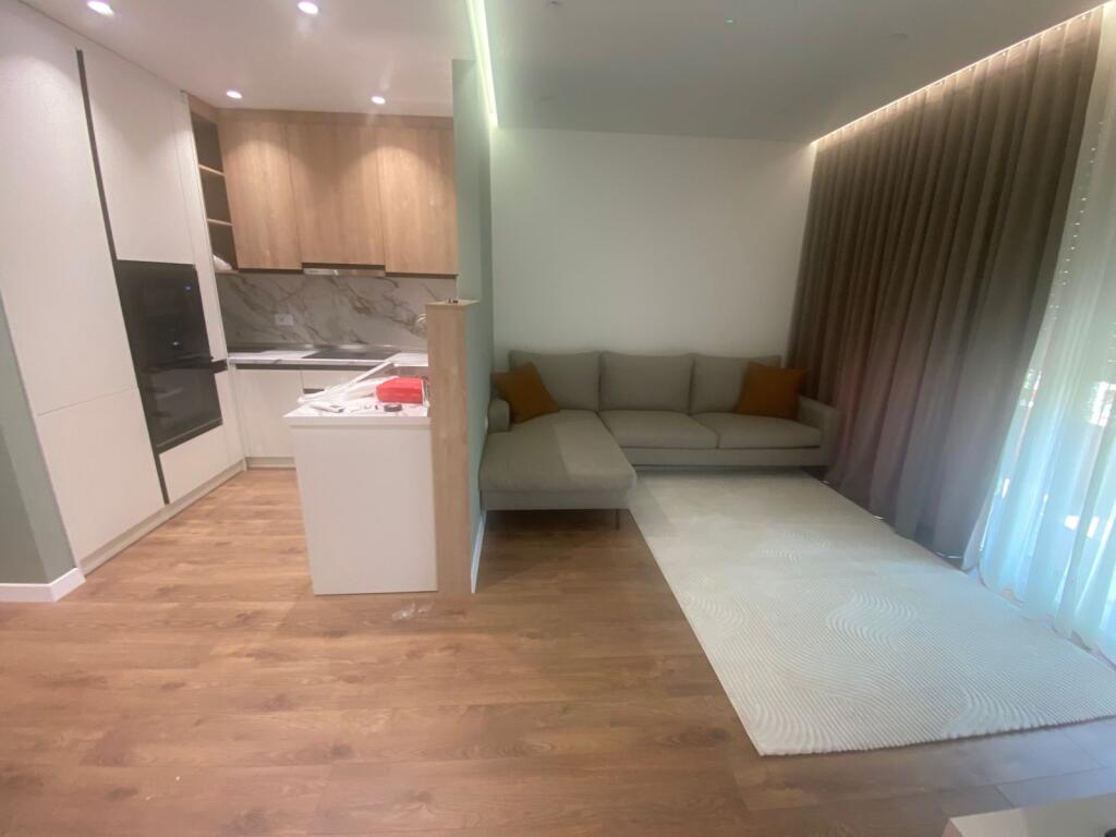 Jepet me qera 2+1 mobiluar rruga peti liqeni thate 699 eu