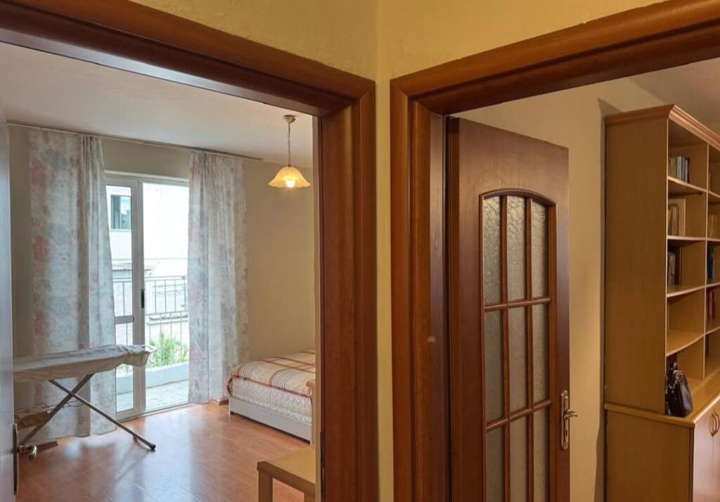 APARTAMENT ME QIRA 2+1+ANEKS -RRUGA "FADIL RADA" (PAZARI I RI)