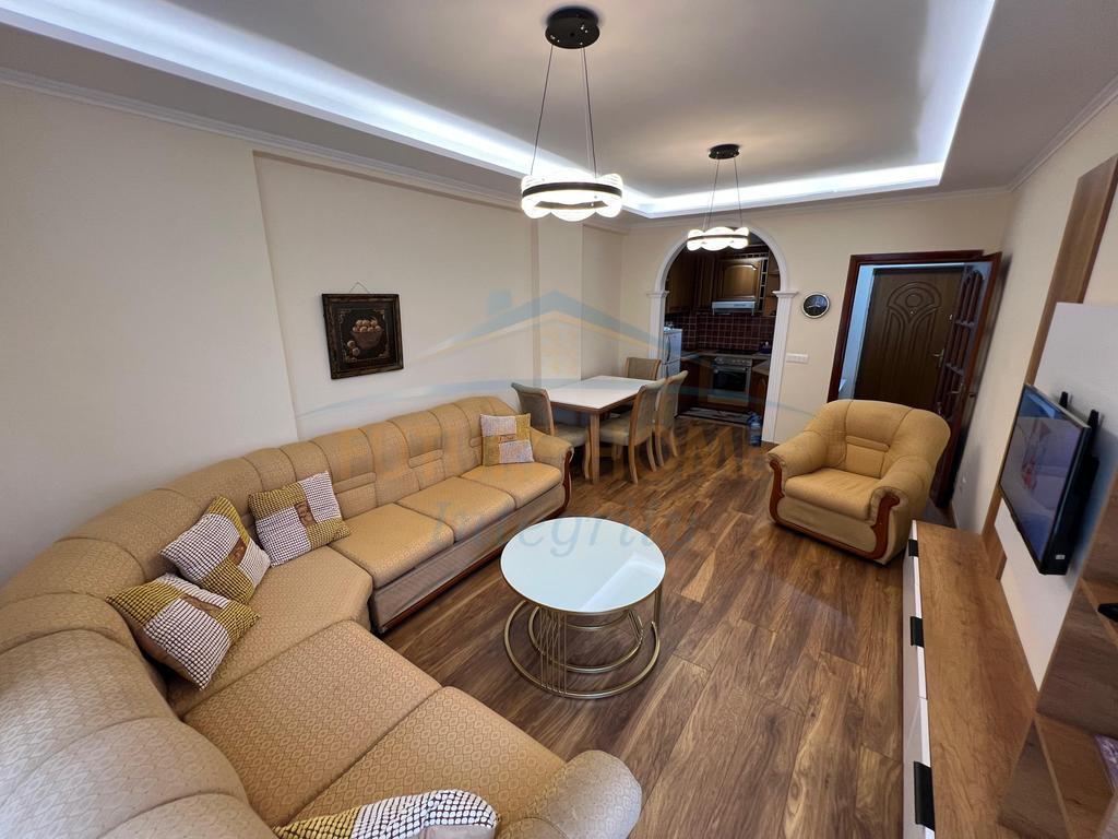 Shitet, Apartament 1+1, Pazari I Ri , Tiranë.