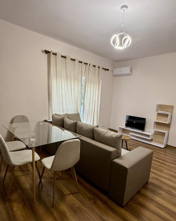 Jepet me qera apartament 1+1 ne qender te Tiranes