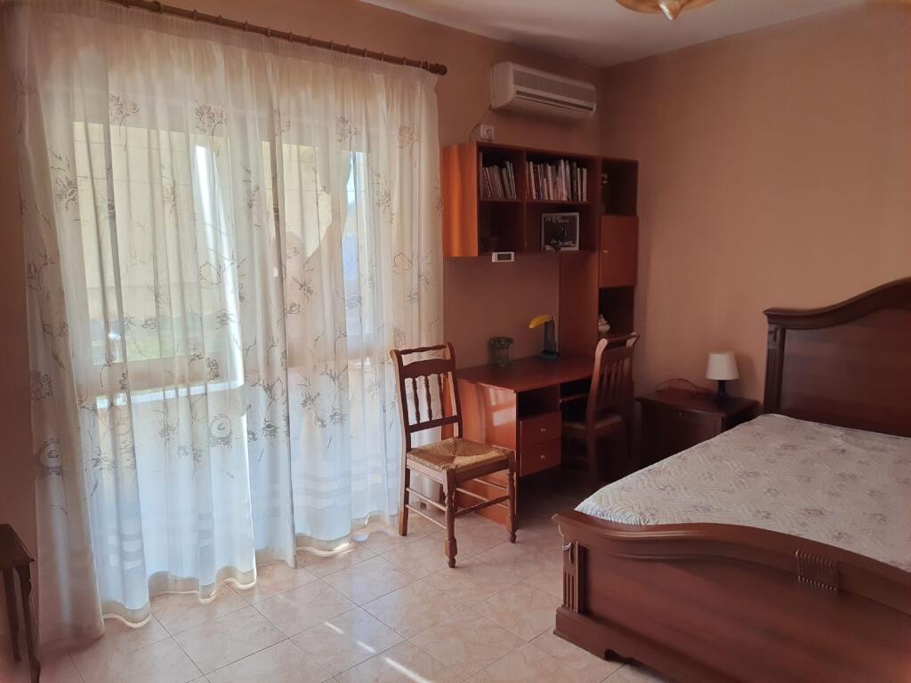 Tek Brryli jepet me qera apartament 2+1 ne pallat te ri. Ngjit me Ministrine e jashtme!