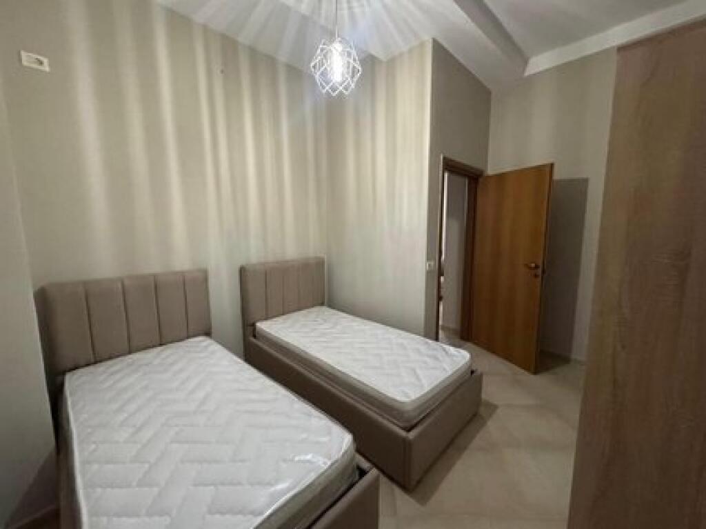 Shitet, Apartament 2+1, Fresku, Tiranë.