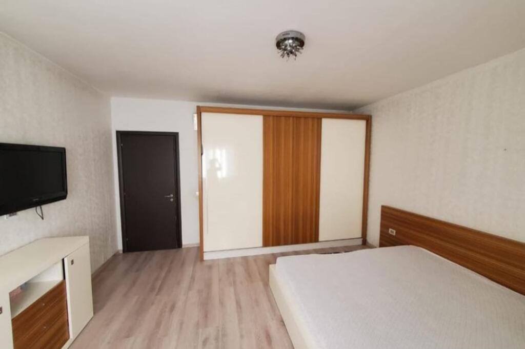 Jepet me qera apartament 2+1 te Rruga Bardhyl Perballe me Bar Oslo,