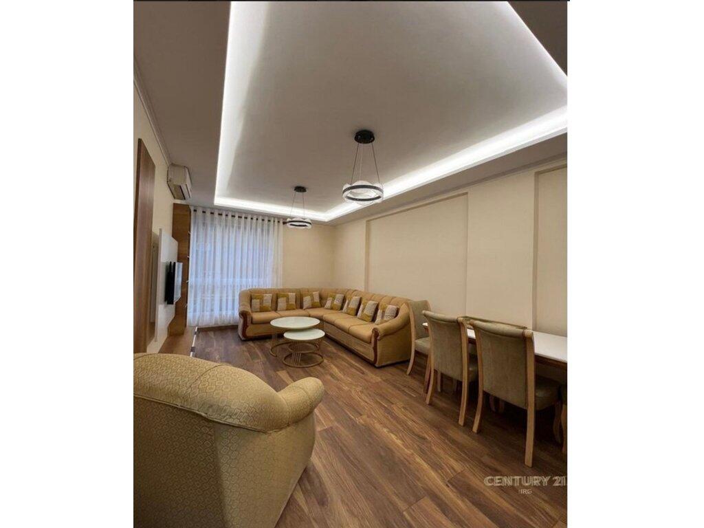 Shitet Apartament 1+1 ne katin e 2, te nje objekti te ndertuar ne vitin 2005, i pajisur me ashensor. Apartamenti ka Sipërfaqe 68m2 neto dhe organizohet ne nje kordior shperndares, Ambjenti i ndenjes + kuzhina e gatimit, dhoma e gjumit, tualeti dhe ballkoni. Apartamenti disponon Certificate Pronesie. Per me teper detaje me kontaktoni !  Çmimi i Apartamentit eshte 170,000€