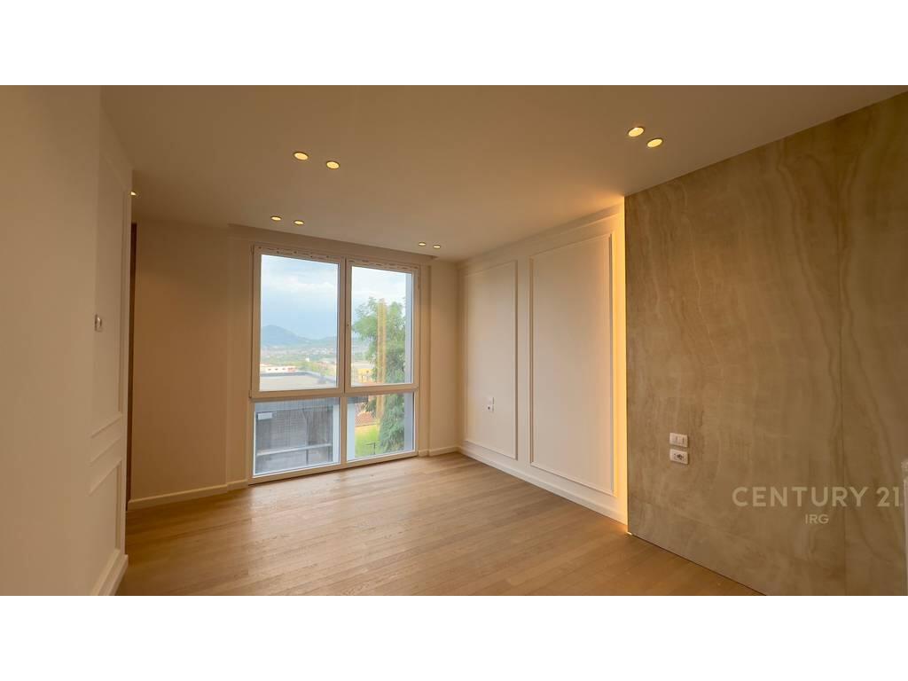 NË SHITJE – APARTAMENT LUKSOZ 3+1+2 PRANË PALLATIT TË BRIGADAVE