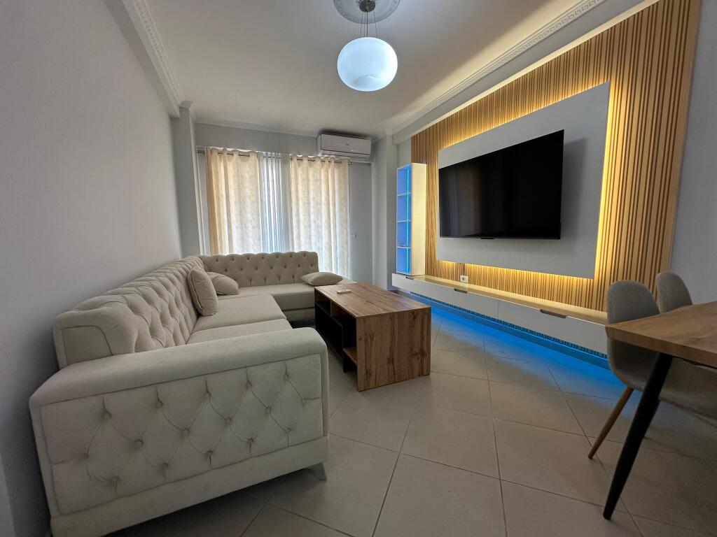 Jepet me Qera Apartament 2+1+2+Parkim - Komune Parisi