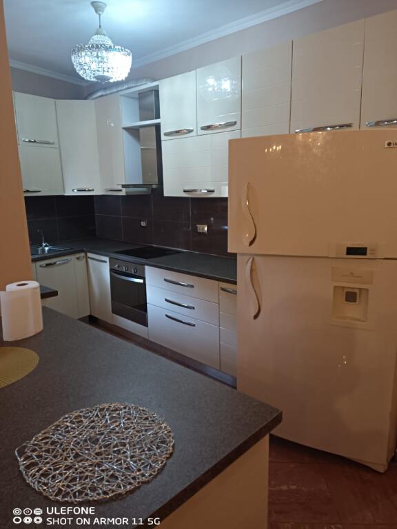 Jepet me qera 2+1 qender Piaca 700 eu mobiluar